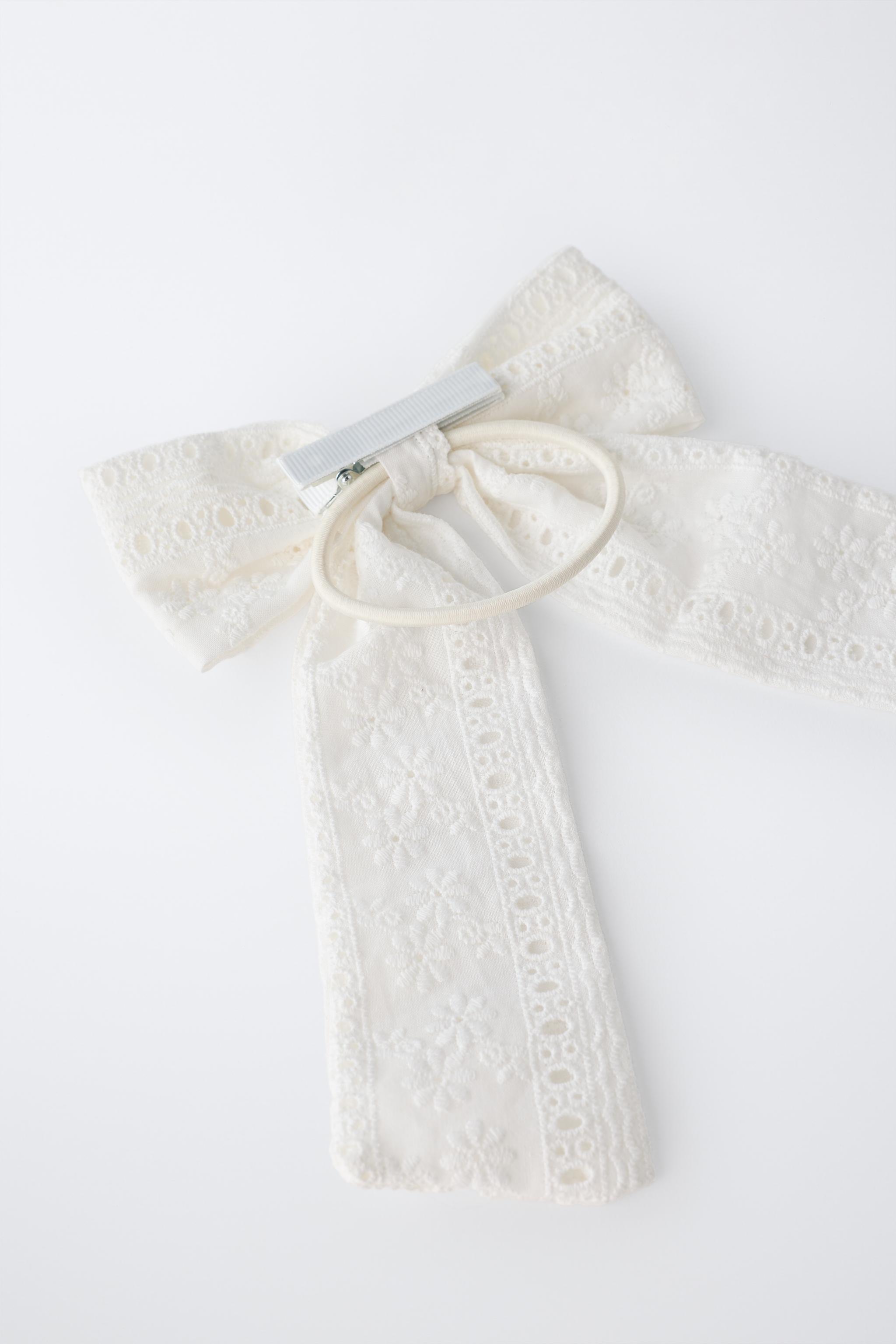CUT-OUT BOW ELASTIC AND CLIP